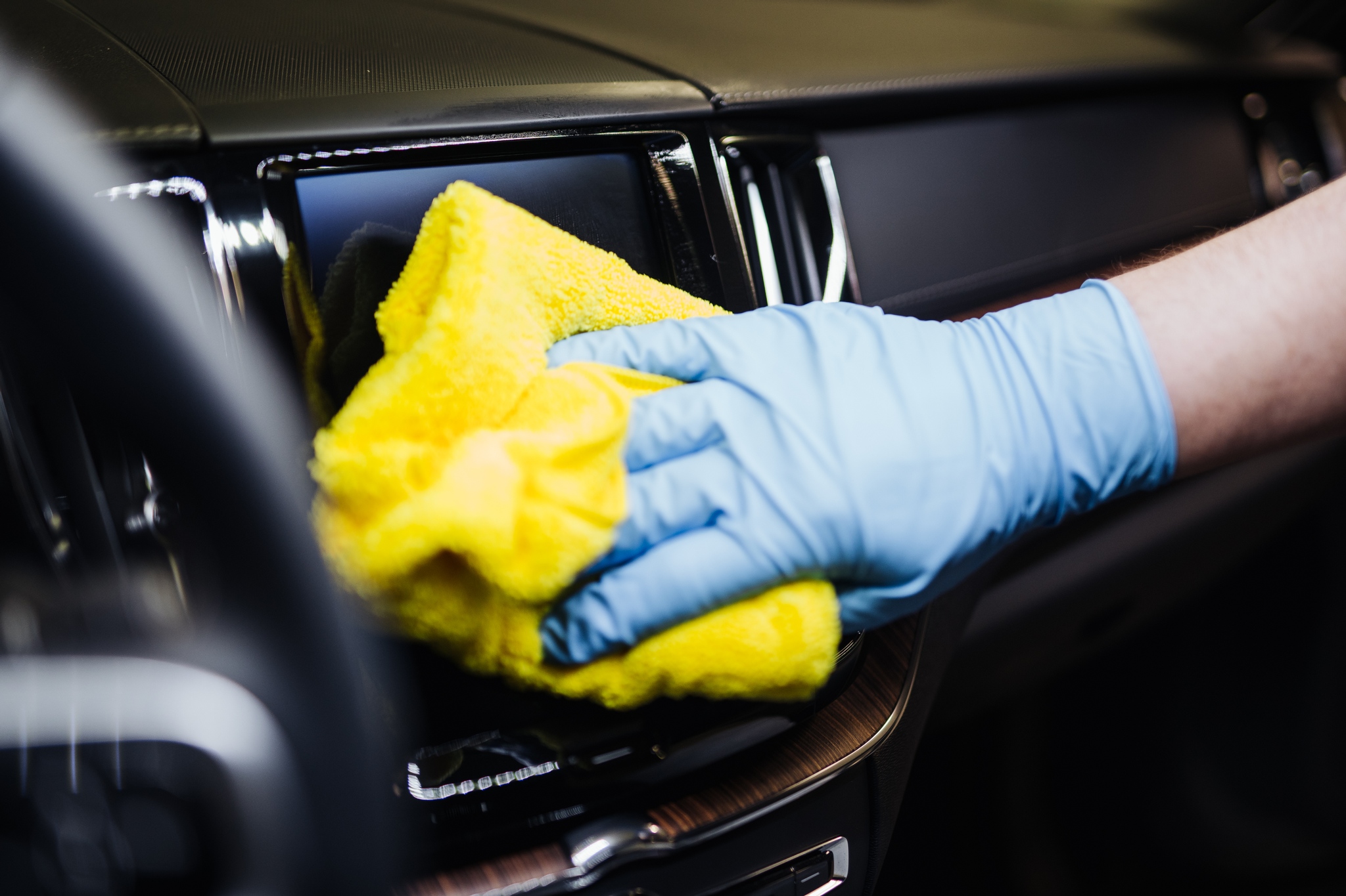 Čistenie dotykovej obrazovky s Koch Chemie Allround Surface Cleaner-2